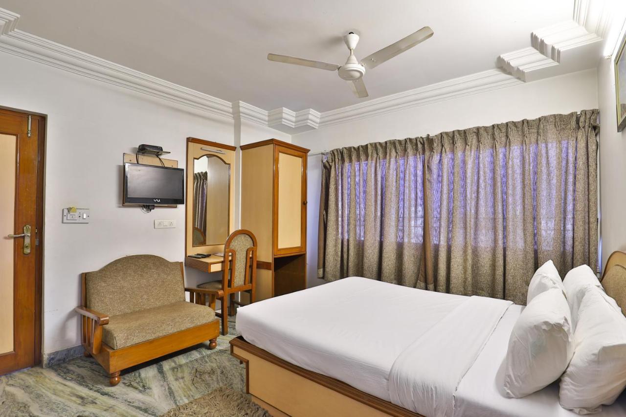 Hotel Midtown Surat Dış mekan fotoğraf
