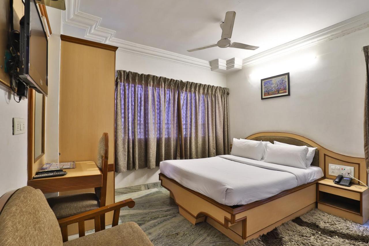 Hotel Midtown Surat Dış mekan fotoğraf